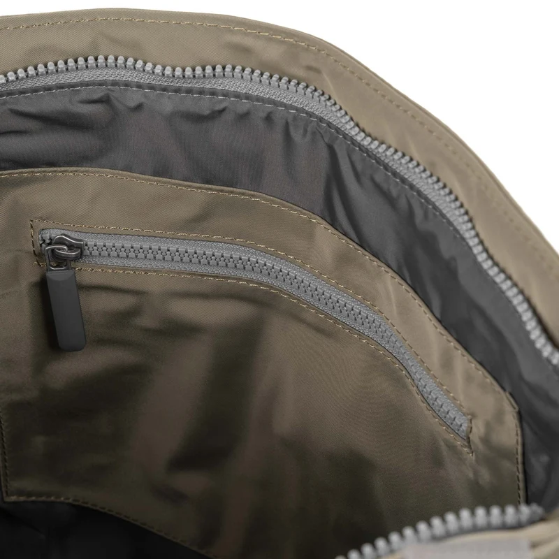 ROKA Mittelgroße Tasche Moorgate M aus recyceltem Nylon - Taupe