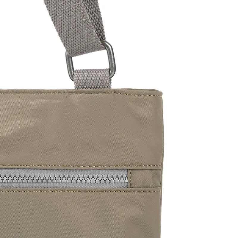ROKA Mittelgroße Tasche Moorgate M aus recyceltem Nylon - Taupe