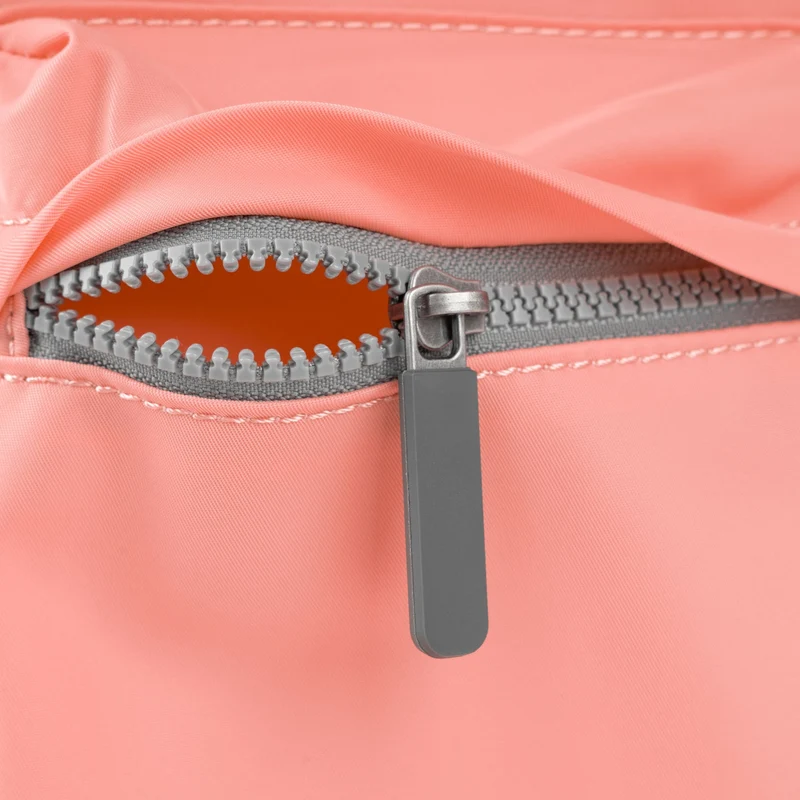 ROKA Mittelgroße Tasche Moorgate M aus recyceltem Nylon - Punch