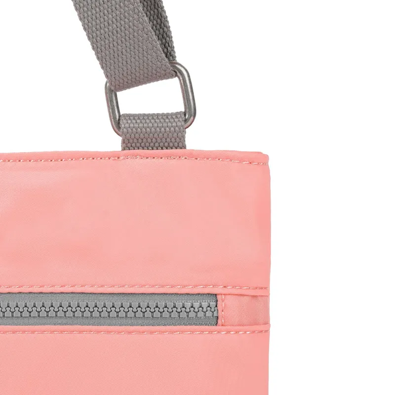 ROKA Mittelgroße Tasche Moorgate M aus recyceltem Nylon - Punch