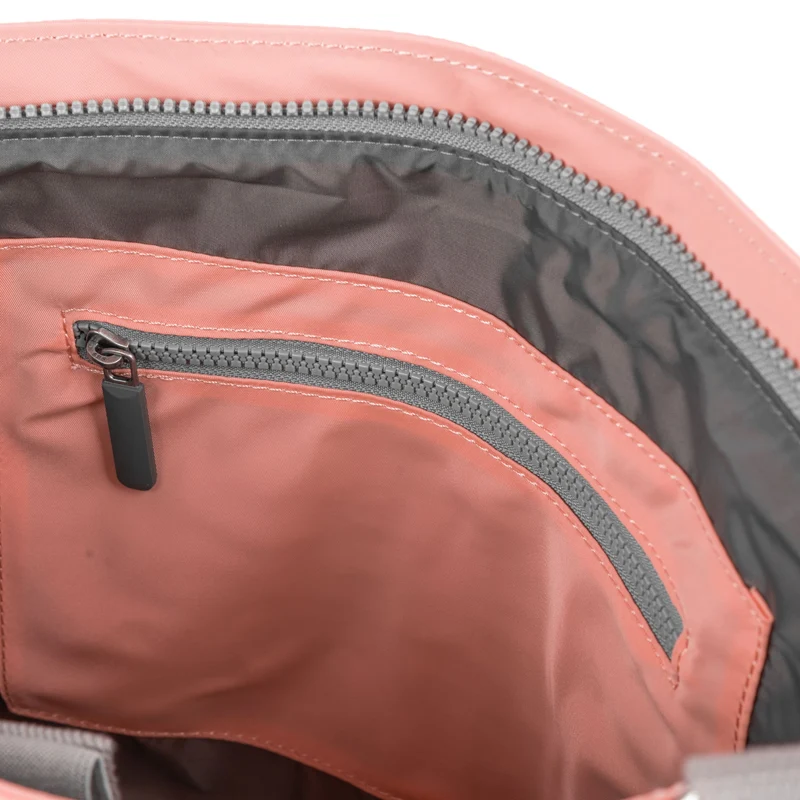 ROKA Mittelgroße Tasche Moorgate M aus recyceltem Nylon - Punch