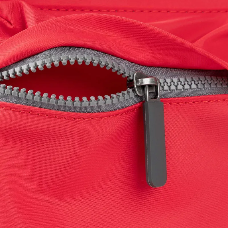 ROKA Mittelgroße Tasche Moorgate M aus recyceltem Nylon - Mohnblume