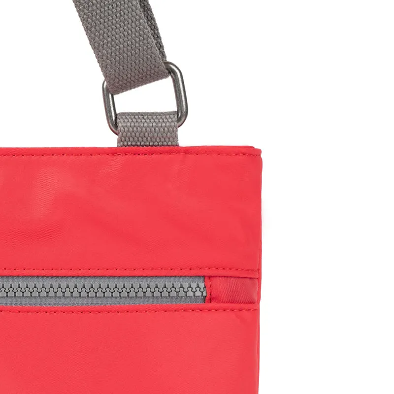 ROKA Mittelgroße Tasche Moorgate M aus recyceltem Nylon - Mohnblume