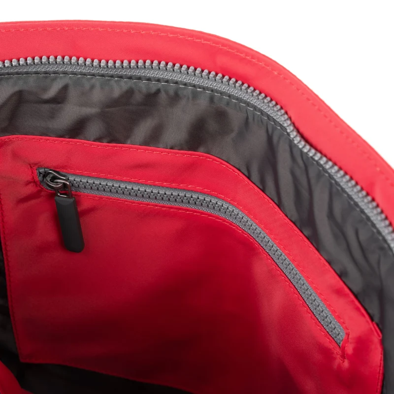 ROKA Mittelgroße Tasche Moorgate M aus recyceltem Nylon - Mohnblume