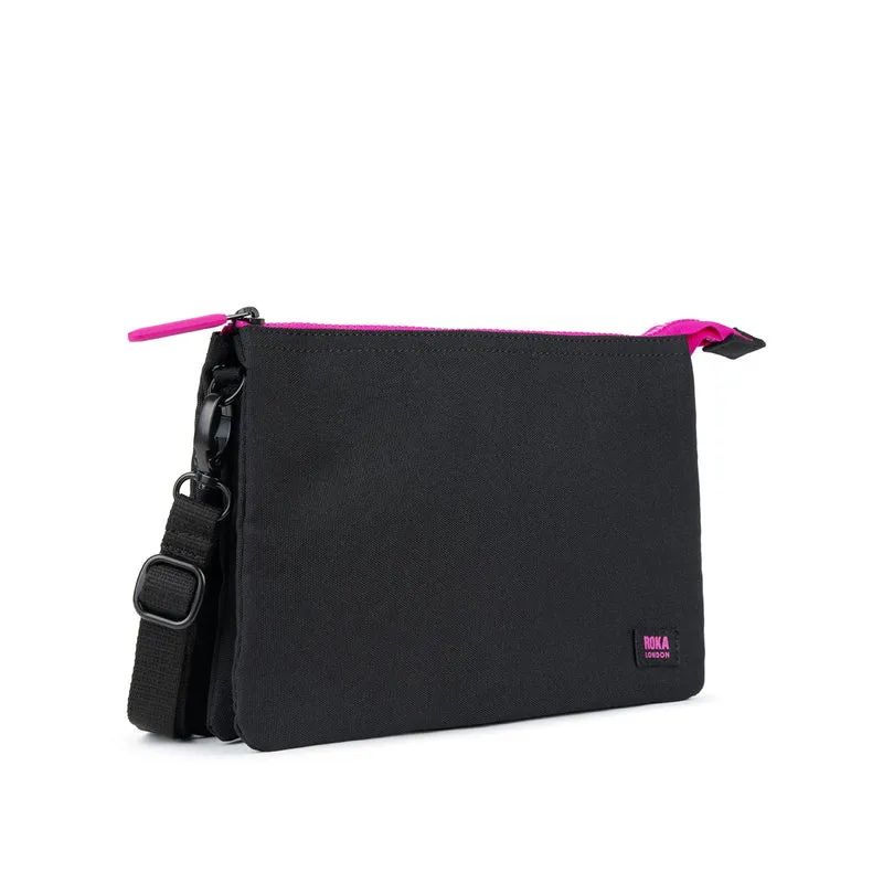 ROKA Rosa Etikett Carnaby Crossbody XL Tasche aus recyceltem Canvas – Asche