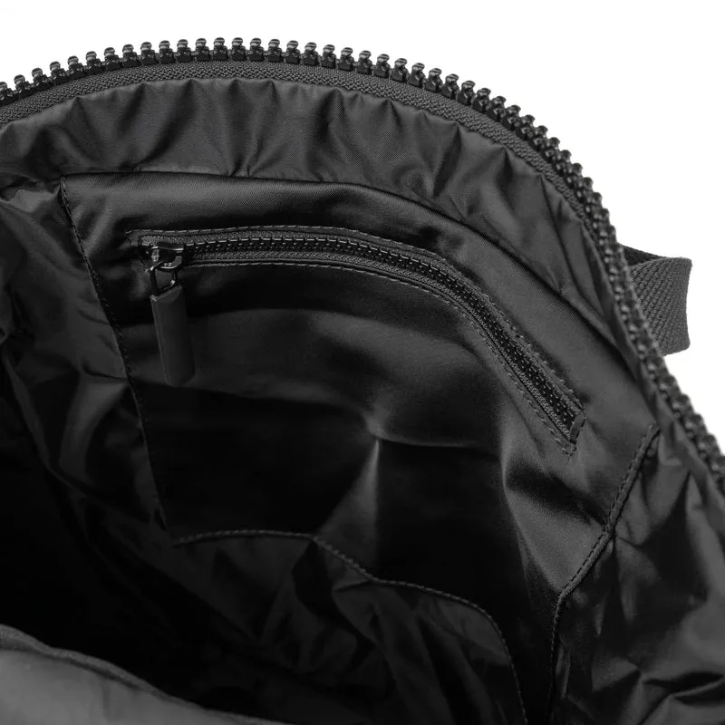 ROKA All Black Camden P Medium Tasche aus recyceltem Nylon - Schwarz
