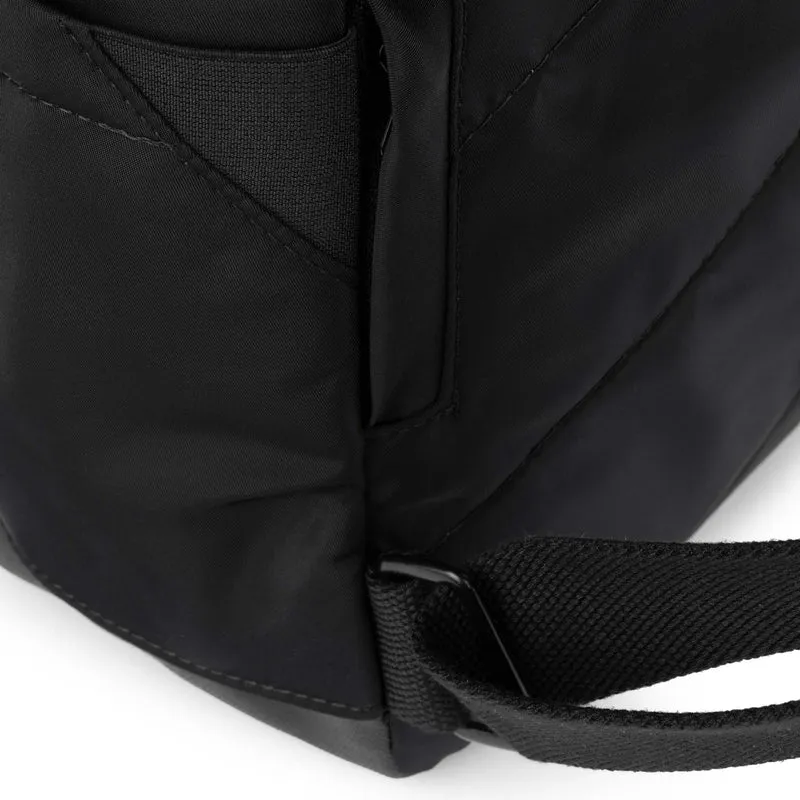ROKA All Black Camden P Medium Tasche aus recyceltem Nylon - Schwarz