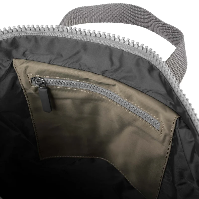 ROKA Camden P Mittelgroße Tasche aus recyceltem Nylon - Taupe