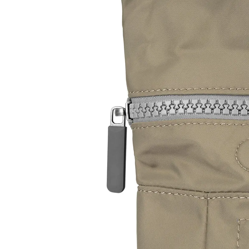 ROKA Camden P Mittelgroße Tasche aus recyceltem Nylon - Taupe