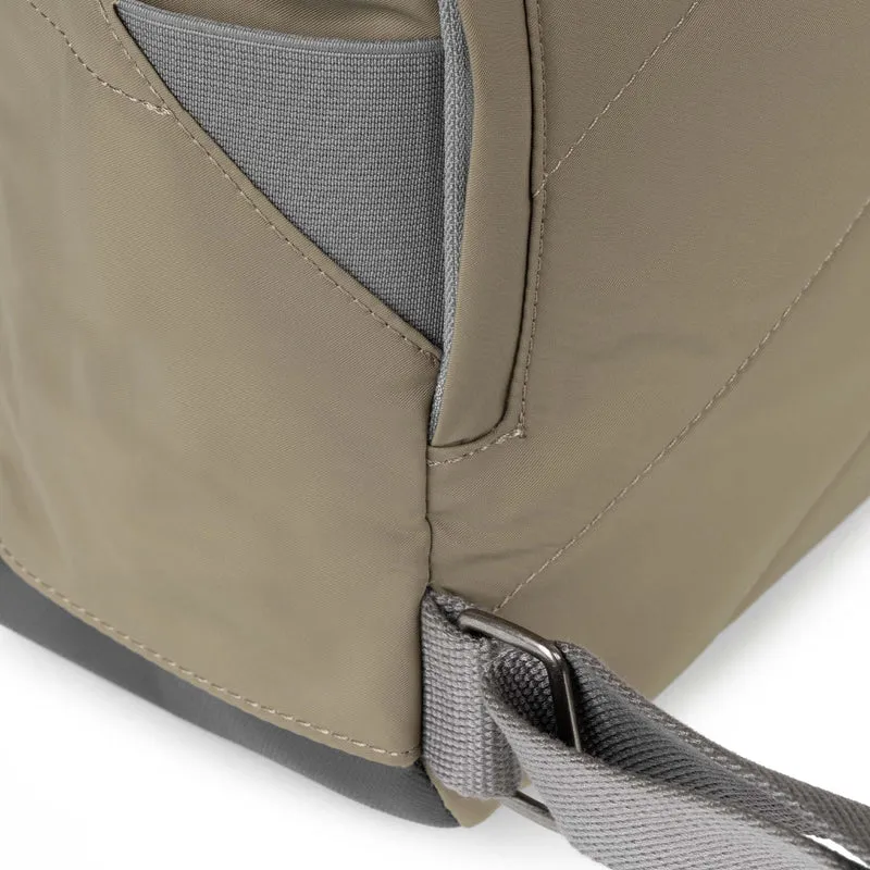 ROKA Camden P Mittelgroße Tasche aus recyceltem Nylon - Taupe