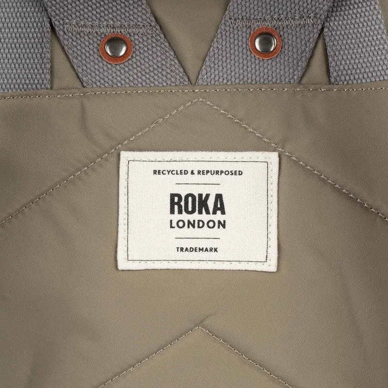 ROKA Camden P Mittelgroße Tasche aus recyceltem Nylon - Taupe