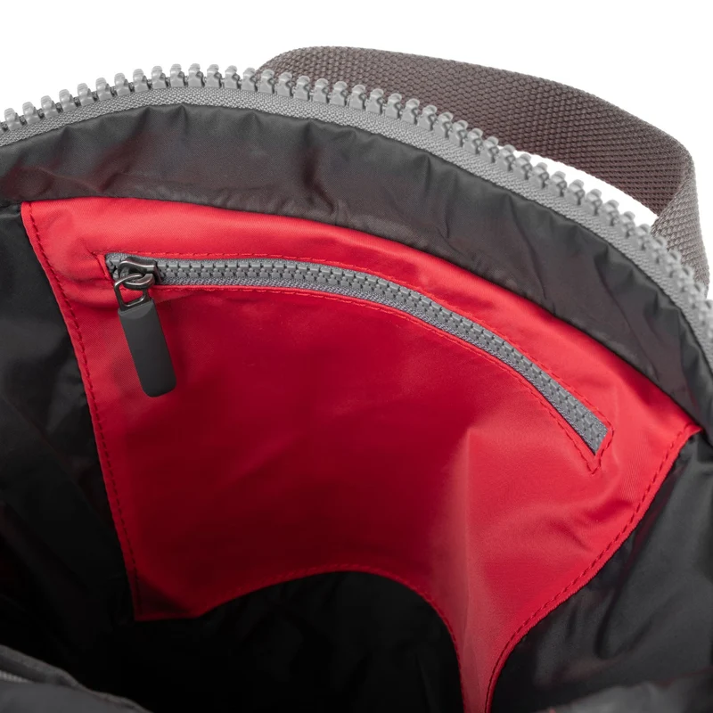 ROKA Camden P Mittelgroße Tasche aus recyceltem Nylon - Mohnblume