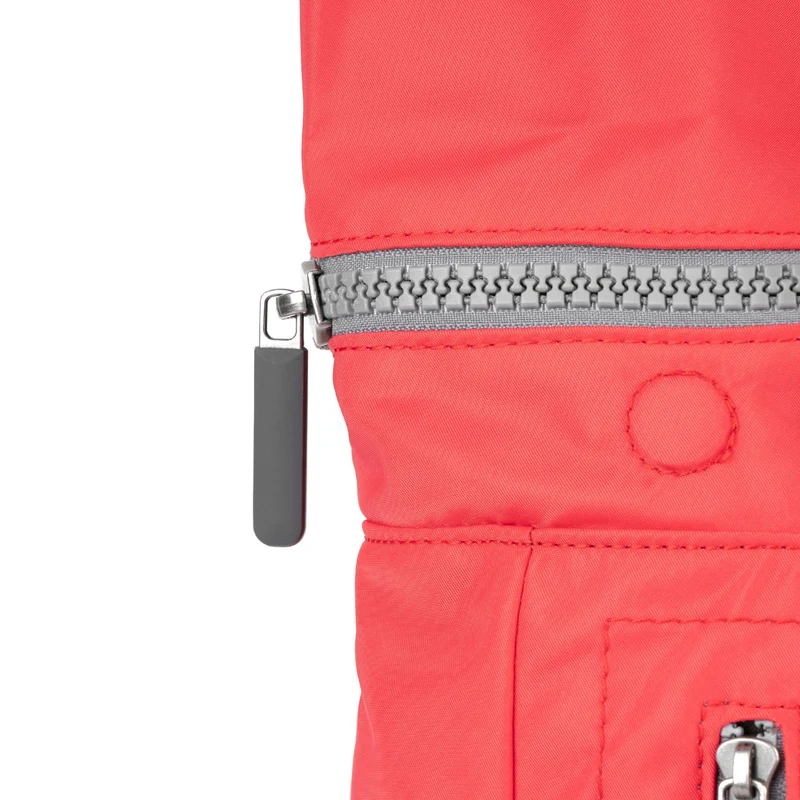 ROKA Camden P Mittelgroße Tasche aus recyceltem Nylon - Mohnblume