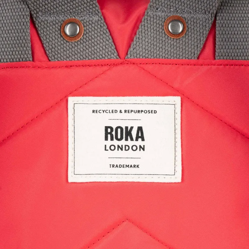 ROKA Camden P Mittelgroße Tasche aus recyceltem Nylon - Mohnblume