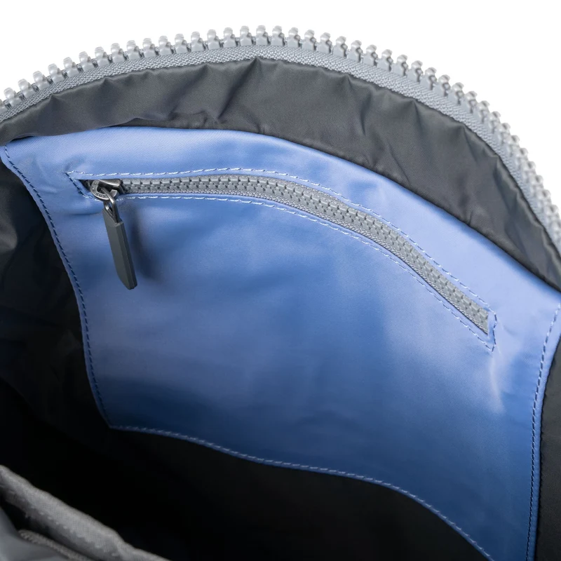 ROKA Camden P Mittelgroße Tasche aus recyceltem Nylon - Jacaranda