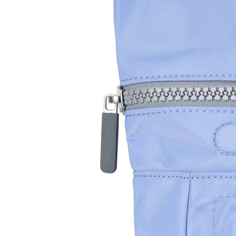 ROKA Camden P Mittelgroße Tasche aus recyceltem Nylon - Jacaranda