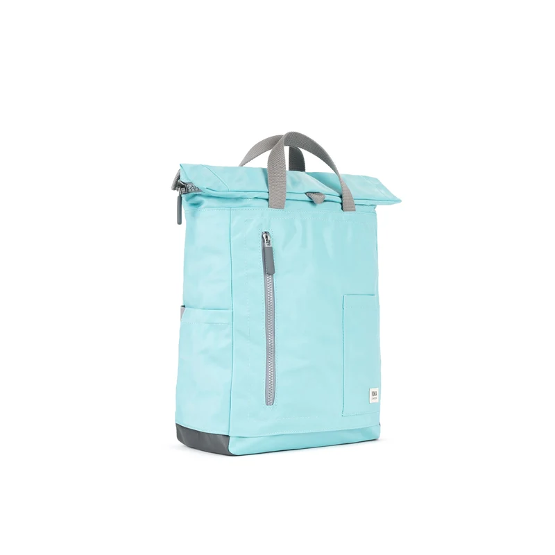 ROKA Camden P Mittelgroße Tasche aus recyceltem Nylon – Aquatic Awe