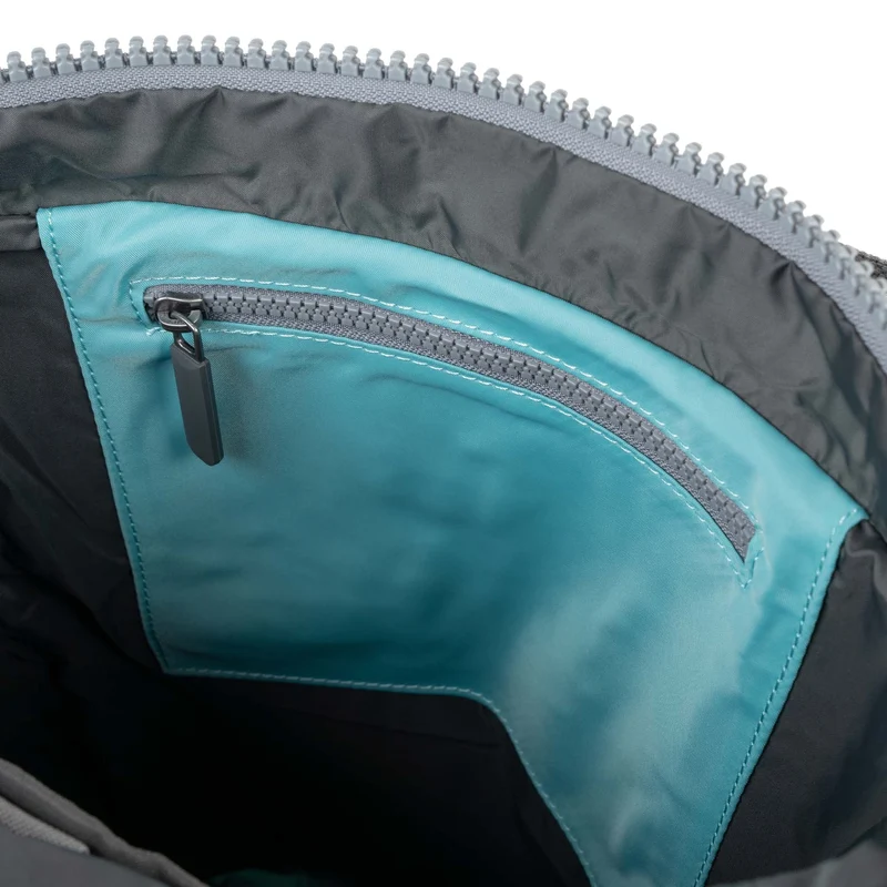 ROKA Camden P Mittelgroße Tasche aus recyceltem Nylon – Aquatic Awe