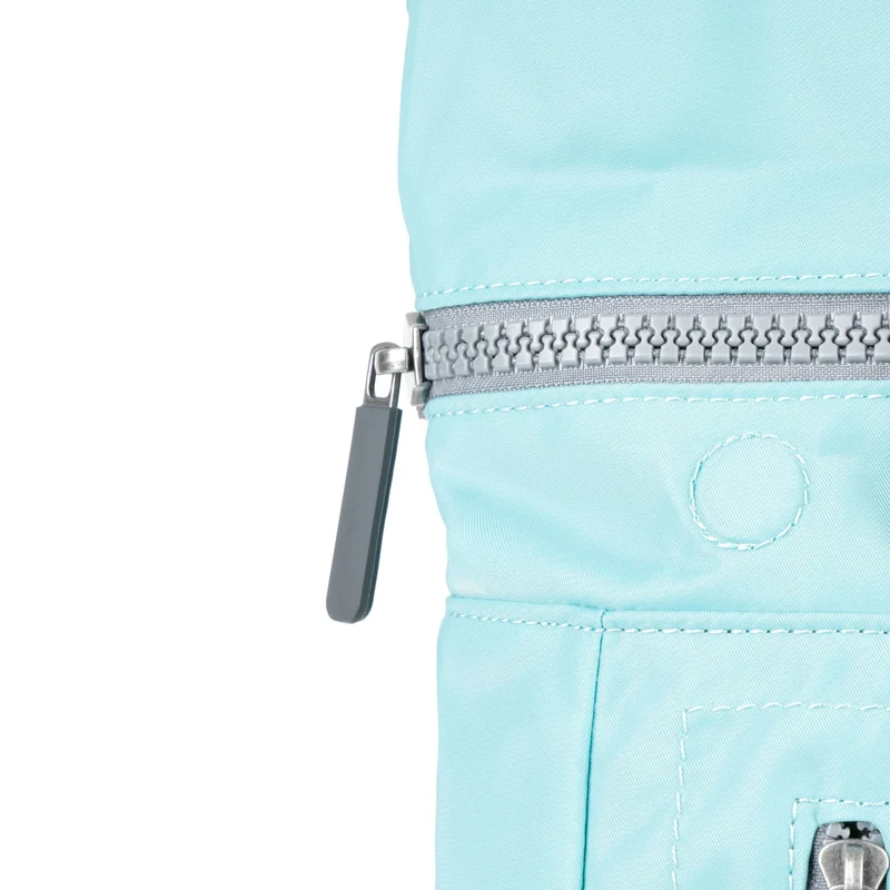 ROKA Camden P Mittelgroße Tasche aus recyceltem Nylon – Aquatic Awe