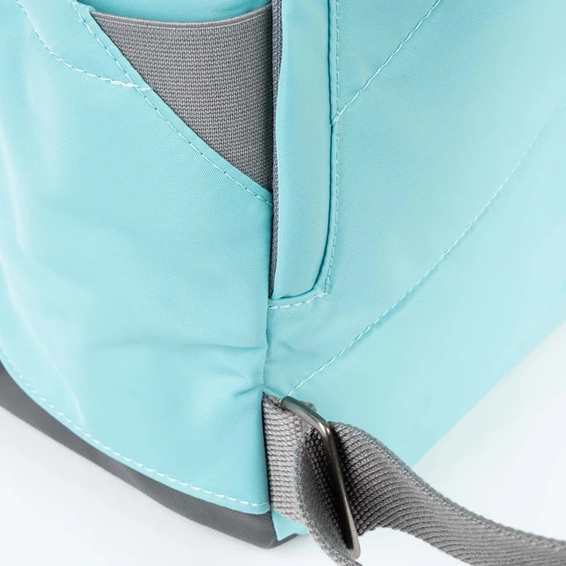 ROKA Camden P Mittelgroße Tasche aus recyceltem Nylon – Aquatic Awe
