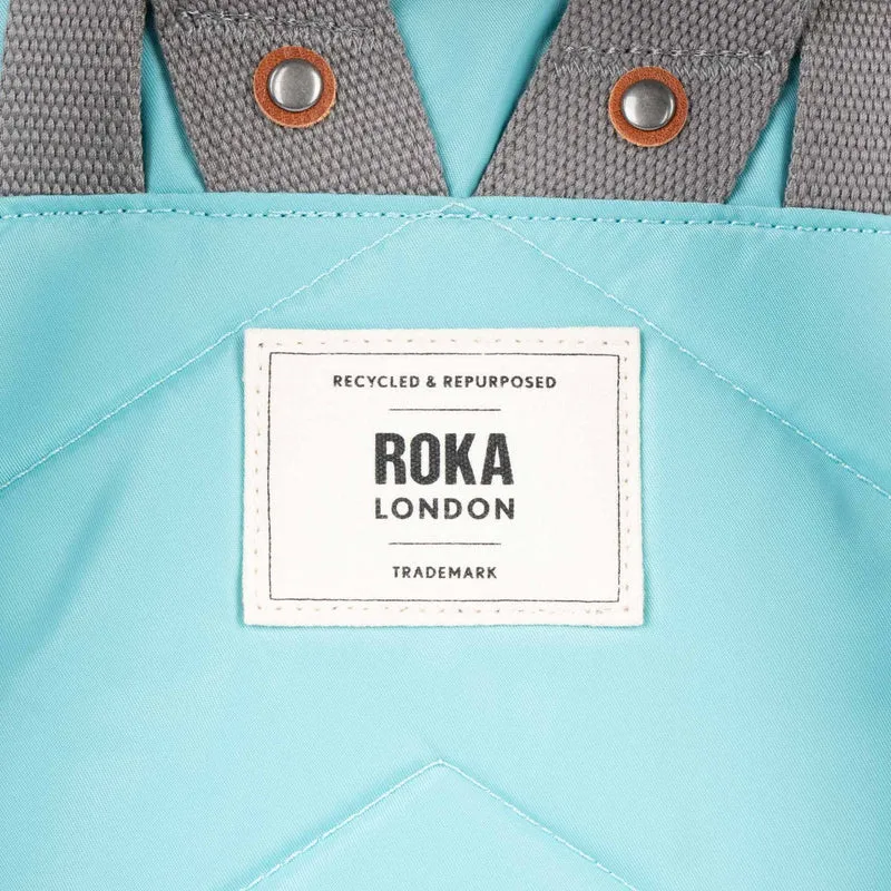 ROKA Camden P Mittelgroße Tasche aus recyceltem Nylon – Aquatic Awe