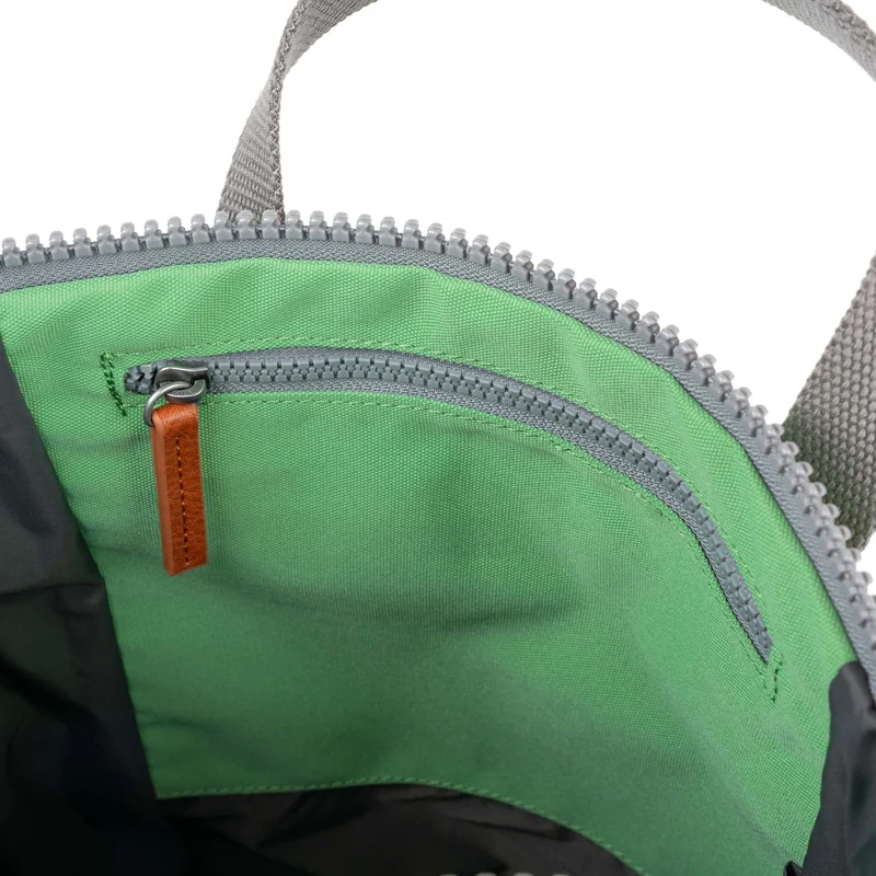 ROKA Finchley Eine mittelgroße Tasche aus recyceltem Canvas in Pfefferminzgrün
