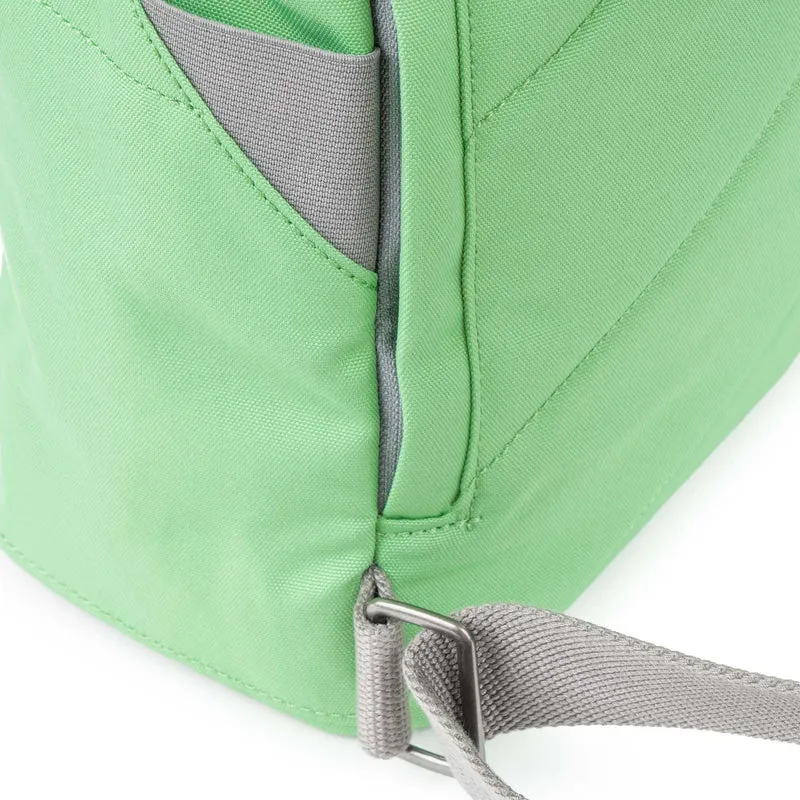 ROKA Finchley Eine mittelgroße Tasche aus recyceltem Canvas in Pfefferminzgrün