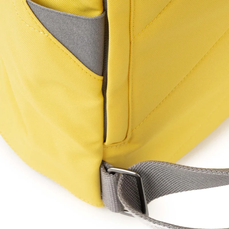 ROKA Finchley Eine mittelgroße Tasche aus recyceltem Canvas in der Größe Lemonade