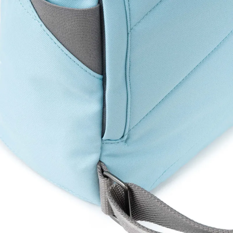 ROKA Finchley Eine mittelgroße Tasche aus recyceltem Canvas mit Eisgeschmack