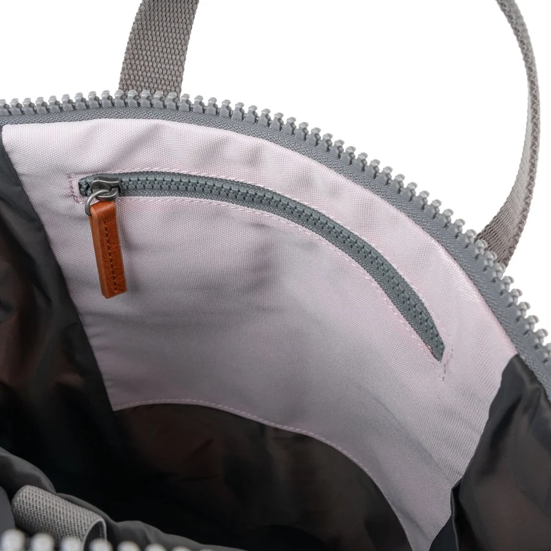 ROKA Finchley Eine transzendente kleine Tasche aus recyceltem Canvas in Pink
