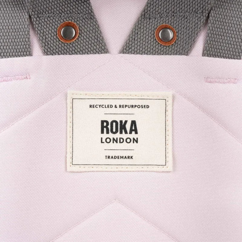 ROKA Finchley Eine transzendente kleine Tasche aus recyceltem Canvas in Pink