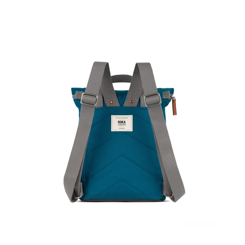 ROKA Finchley Eine kleine Tasche aus recyceltem Saphir-Canvas