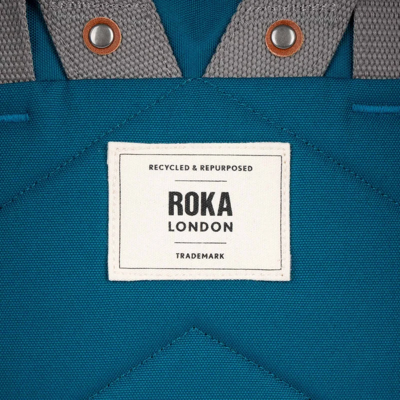 ROKA Finchley Eine kleine Tasche aus recyceltem Saphir-Canvas