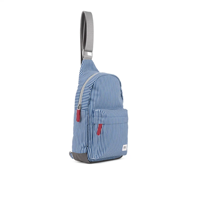 ROKA Willesden Große Tasche aus recyceltem Canvas, rot-weiß gefüttert