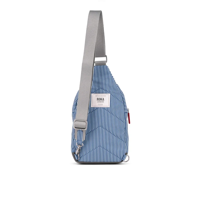 ROKA Willesden Große Tasche aus recyceltem Canvas, rot-weiß gefüttert