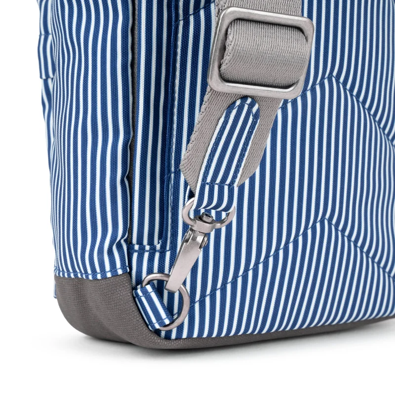 ROKA Willesden Große Tasche aus recyceltem Canvas, rot-weiß gefüttert