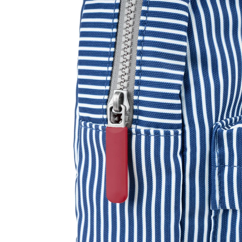 ROKA Willesden Große Tasche aus recyceltem Canvas, rot-weiß gefüttert