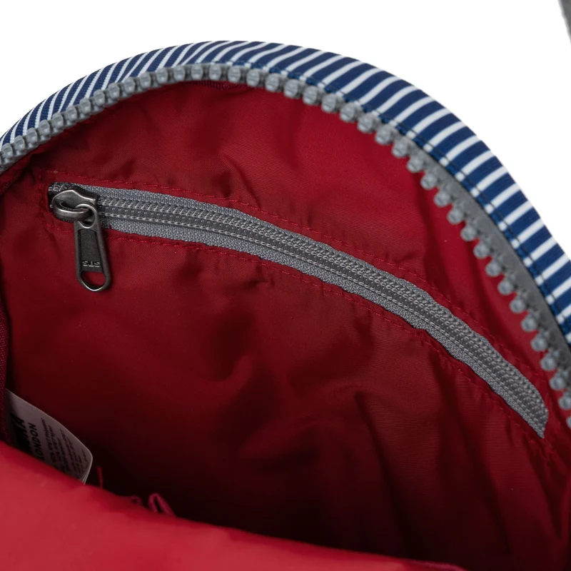 ROKA Paddington Kleine Tasche aus recyceltem Canvas, rot-weiß gefüttert