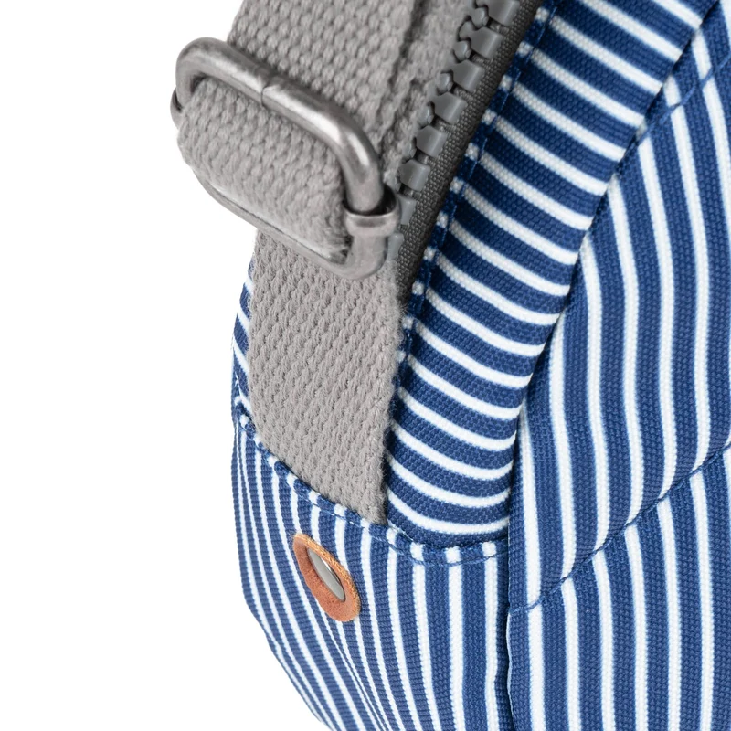 ROKA Paddington Kleine Tasche aus recyceltem Canvas, rot-weiß gefüttert