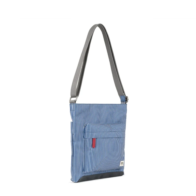 ROKA Kennington B Red Hickory Medium Tasche aus recyceltem Canvas