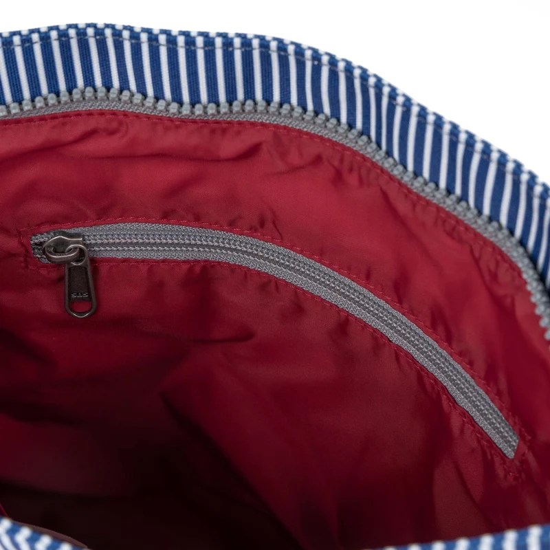 ROKA Kennington B Red Hickory Medium Tasche aus recyceltem Canvas