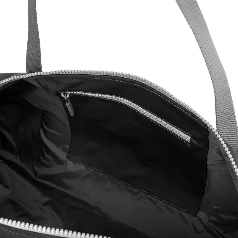 ROKA Mittelgroße Tasche „City“ aus recyceltem Nylon - Schwarz