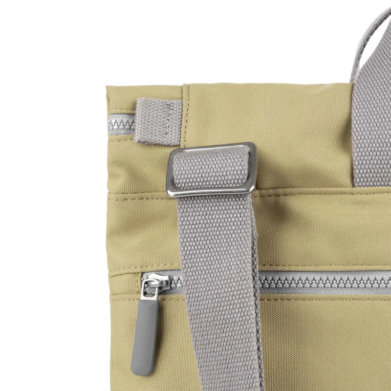 ROKA Blackfriars M Khakifarbene Tasche aus recyceltem Canvas