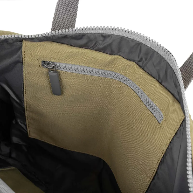 ROKA Blackfriars M Khakifarbene Tasche aus recyceltem Canvas