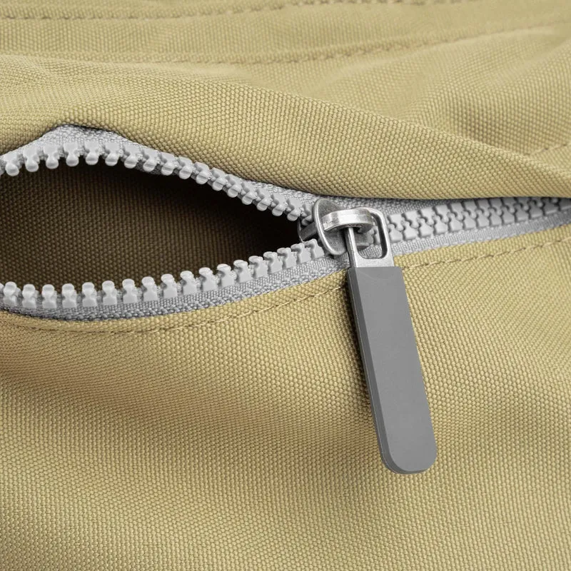 ROKA Blackfriars M Khakifarbene Tasche aus recyceltem Canvas