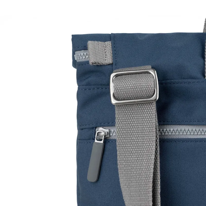 ROKA Blackfriars M Dunkelblaue Tasche aus recyceltem Canvas