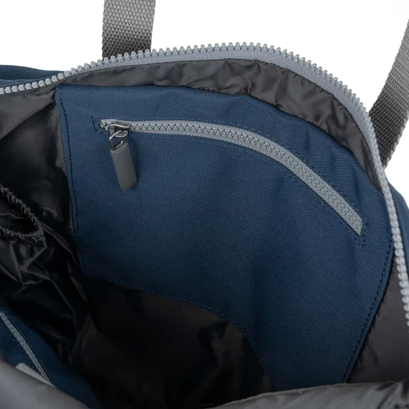 ROKA Blackfriars M Dunkelblaue Tasche aus recyceltem Canvas