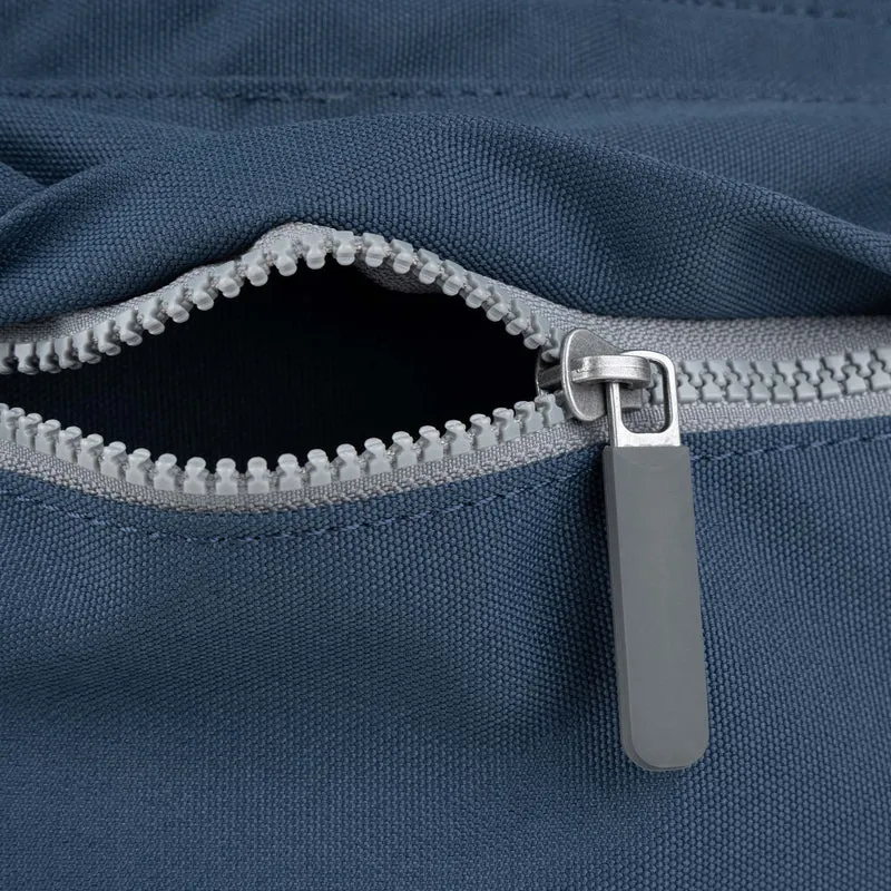 ROKA Blackfriars M Dunkelblaue Tasche aus recyceltem Canvas