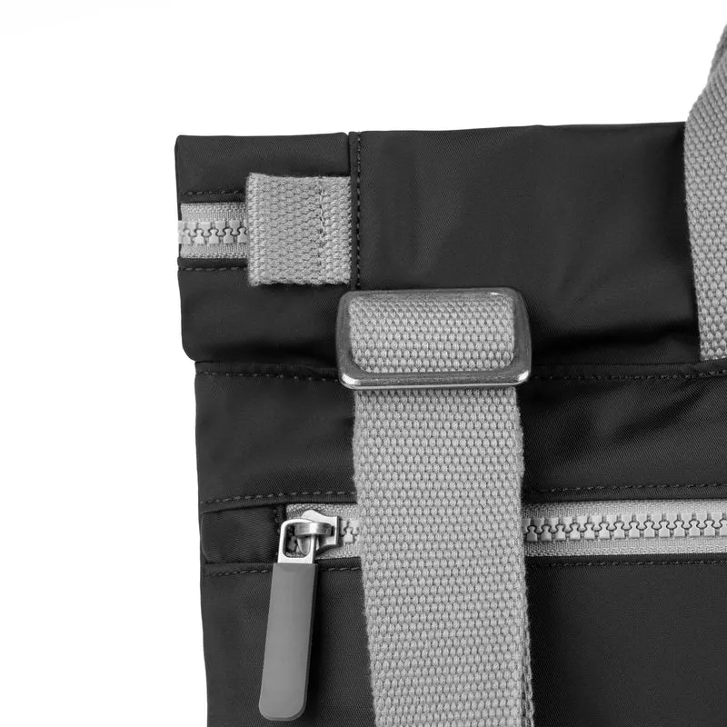 ROKA Blackfriars M Schwarze Tasche aus recyceltem Canvas