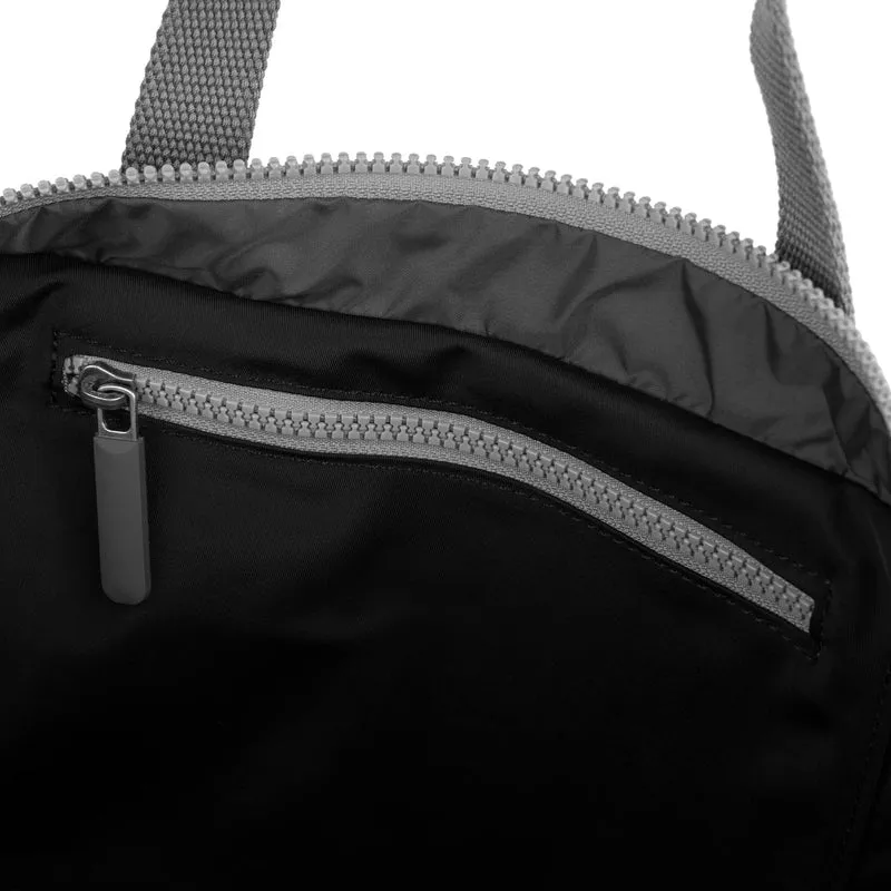 ROKA Blackfriars M Schwarze Tasche aus recyceltem Canvas